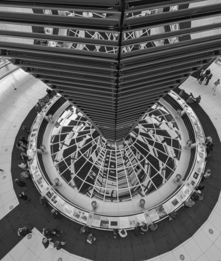 Blick von oben in der Kuppel auf dem Reichstagsgebäude runter Richtung Plenarsaal