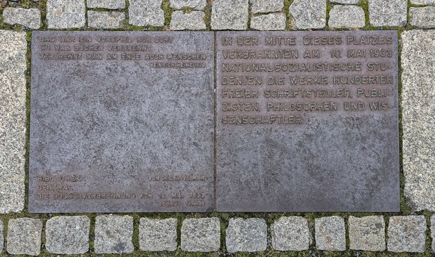 Eine Hinweistafel auf die Bücherbrennung auf dem Bebelplatz