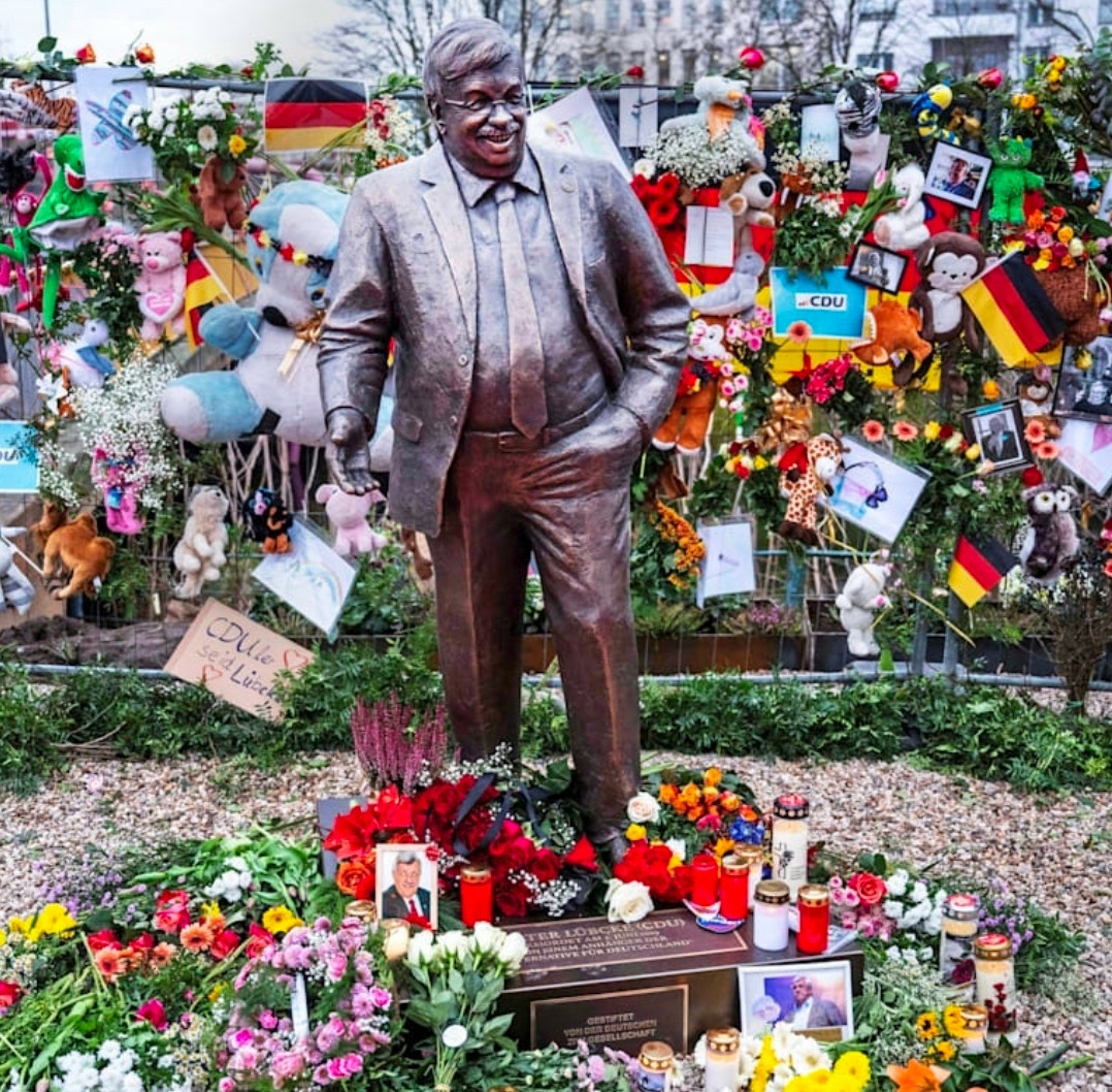Bürgerkriegsartige Szenen – zumindest für die CDU: ein Schlachtfeld aus Blumen und Liebe unter einem Mahnmal für Walter Lübcke.