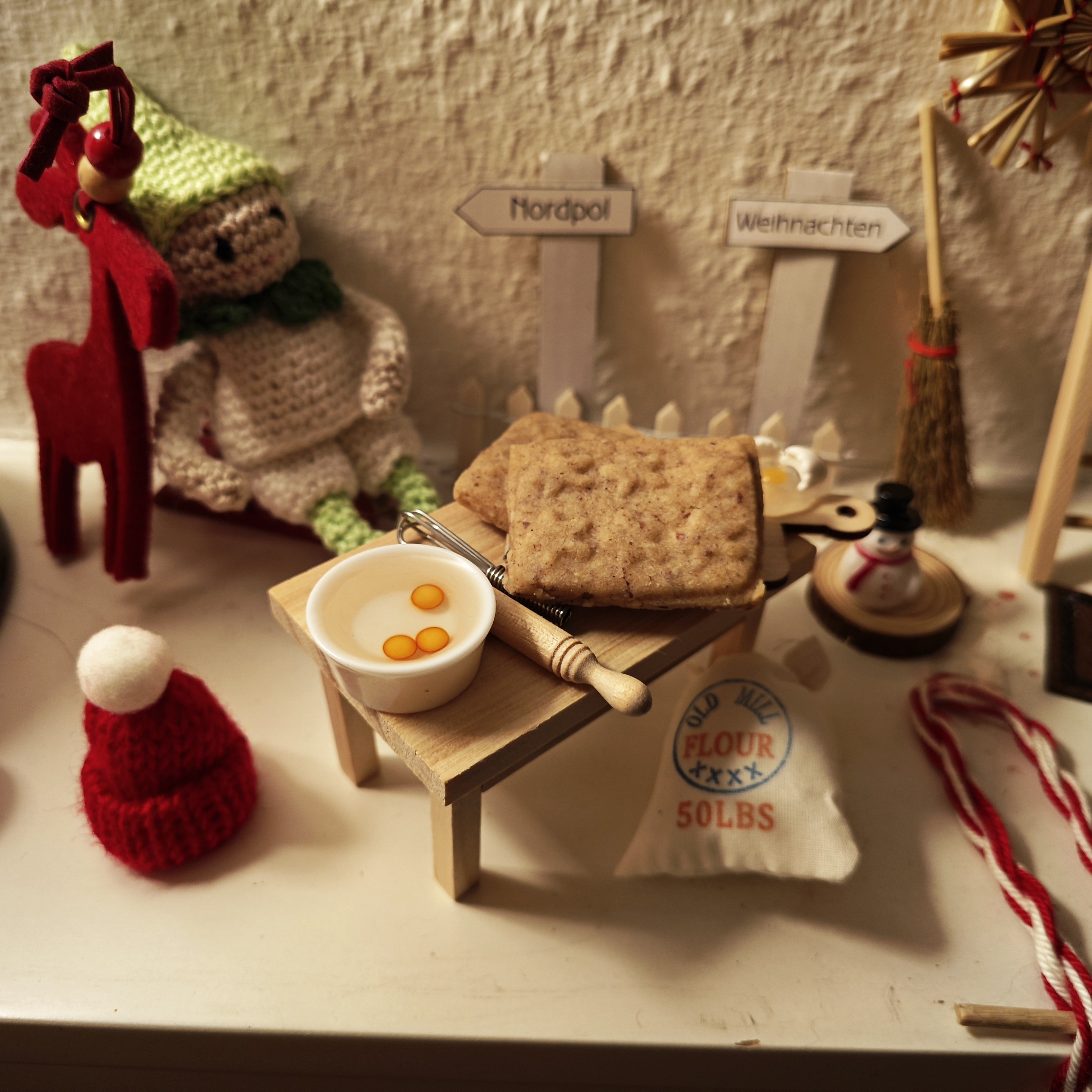 Wichtel Eugen präsentiert sein Backwerk