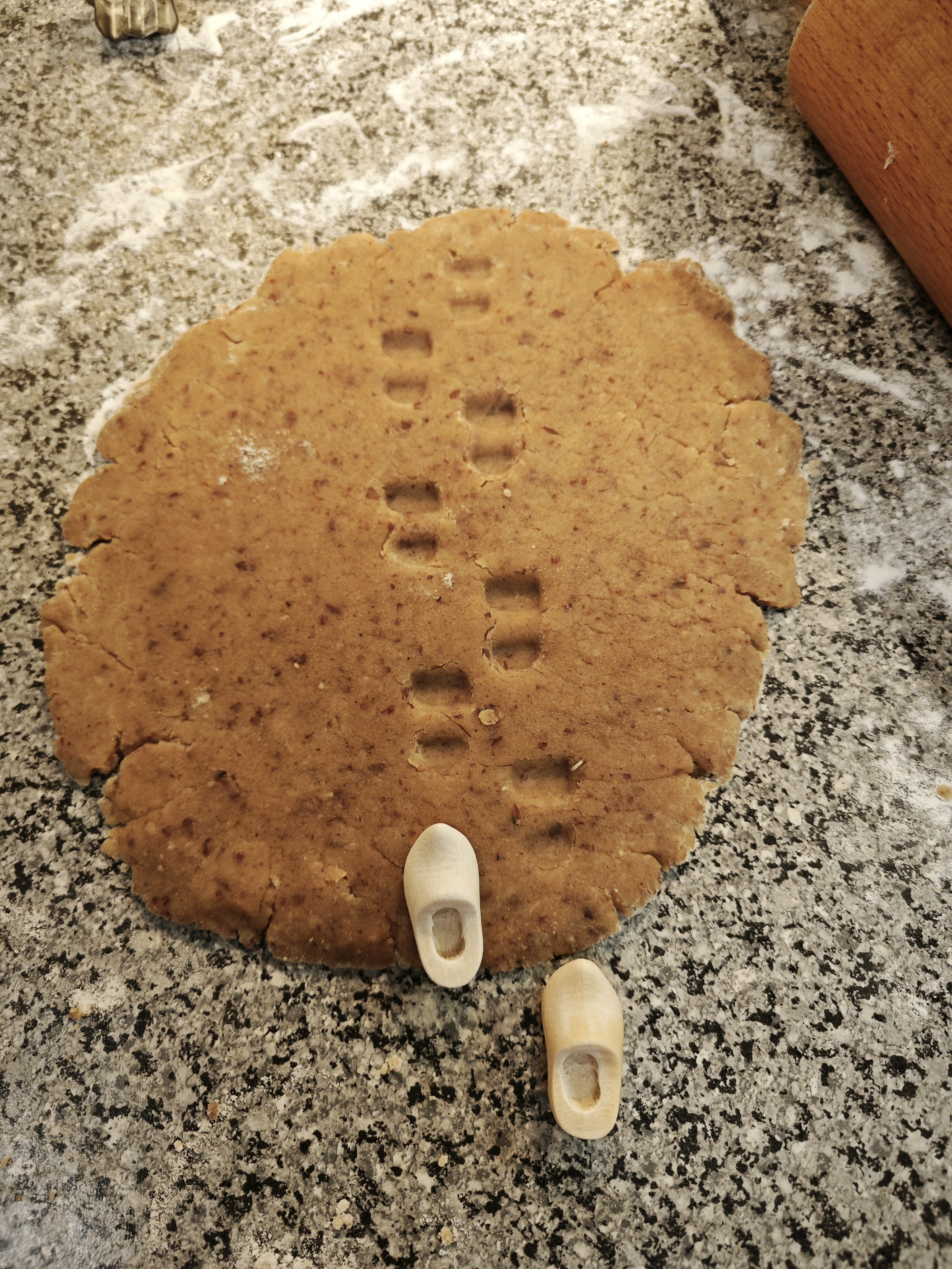 Ausgerollter Teig mit Wichtelfußspuren