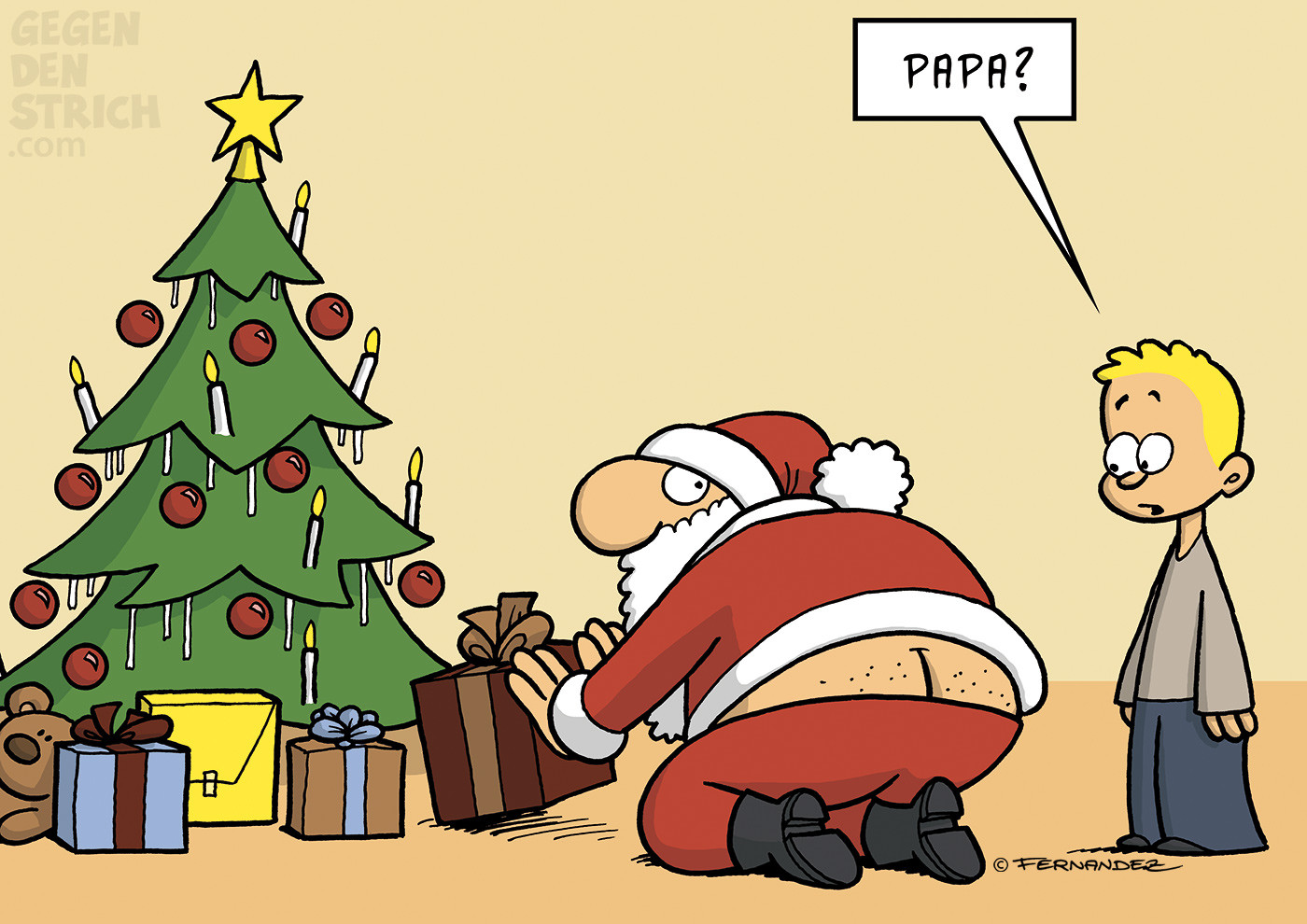 Ein Weihnachtsmann kniet vor einem geschmückten Weihnachtsbaum und platziert Geschenke. Durch die gebückte Haltung rutscht seine Hose herunter, sodass seine Gesäßritze zu sehen ist. Ein kleiner Junge steht daneben, blickt auf die Ritze und sagt: „Papa?“