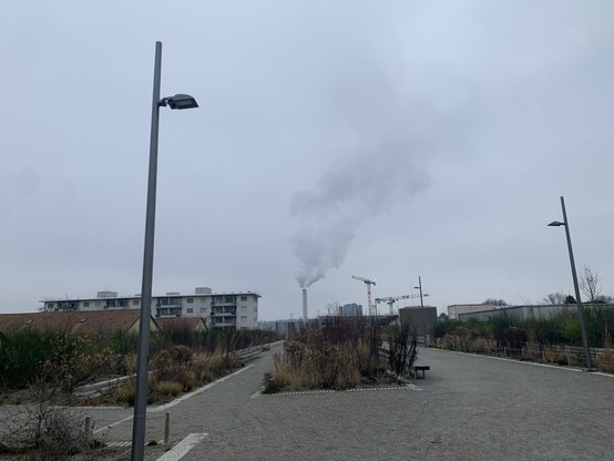 Auf dem „Dach“ der Einhausung. Die Kuben rechts und hinten sind Entrauchungskamine.