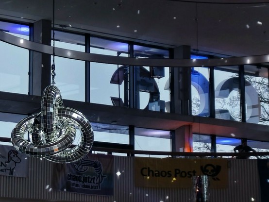 Lichtinstallation mit ccc Logo im Hintergrund 