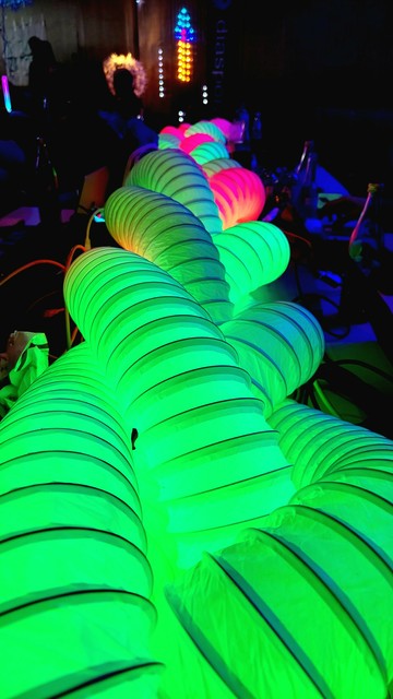 Eine grün pinke lichtinstallation aus geflochtenen schleuchen