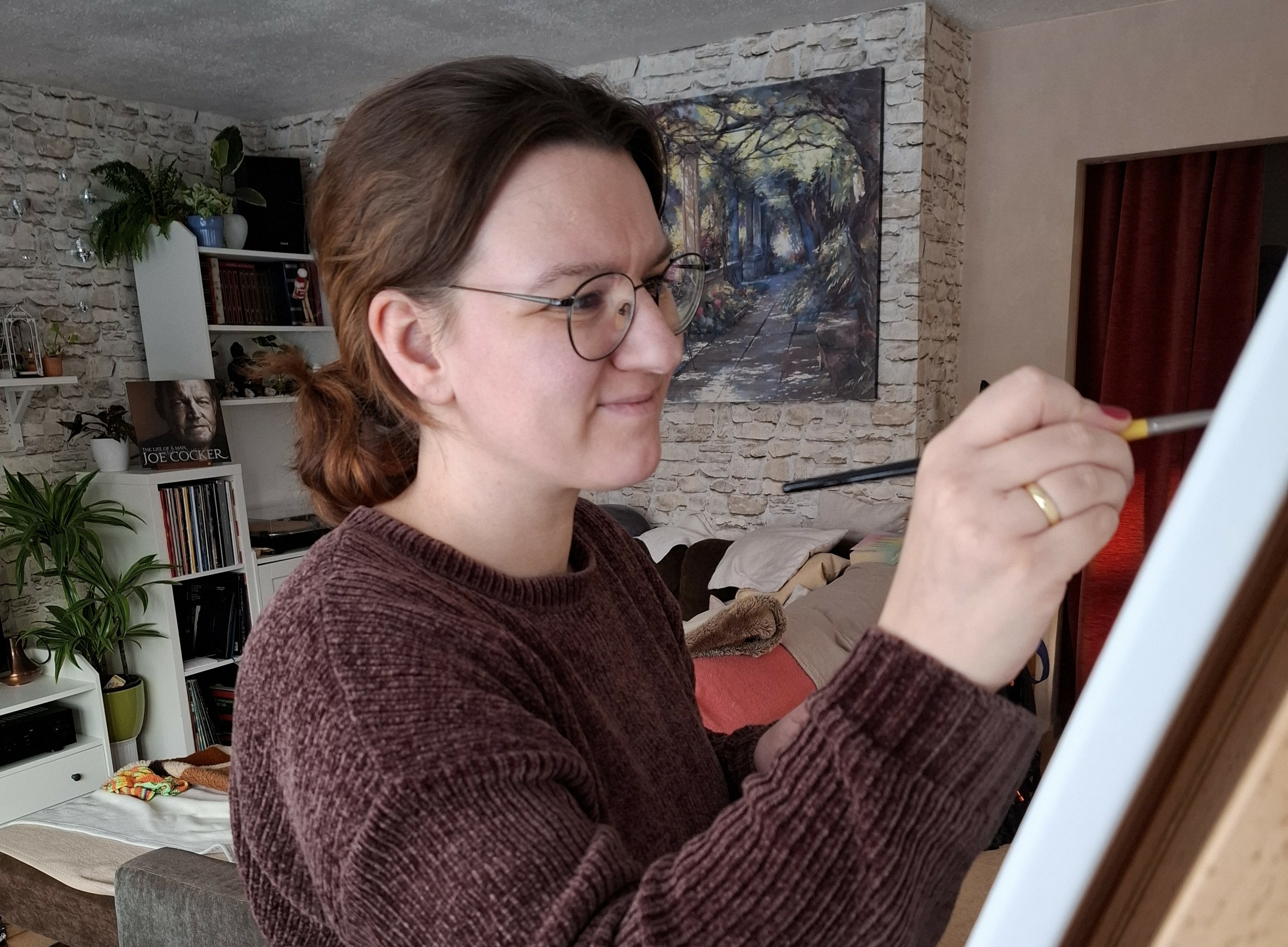 Ich beim Malen. Als Künstlerin ist man immer irgendwo zugange. 