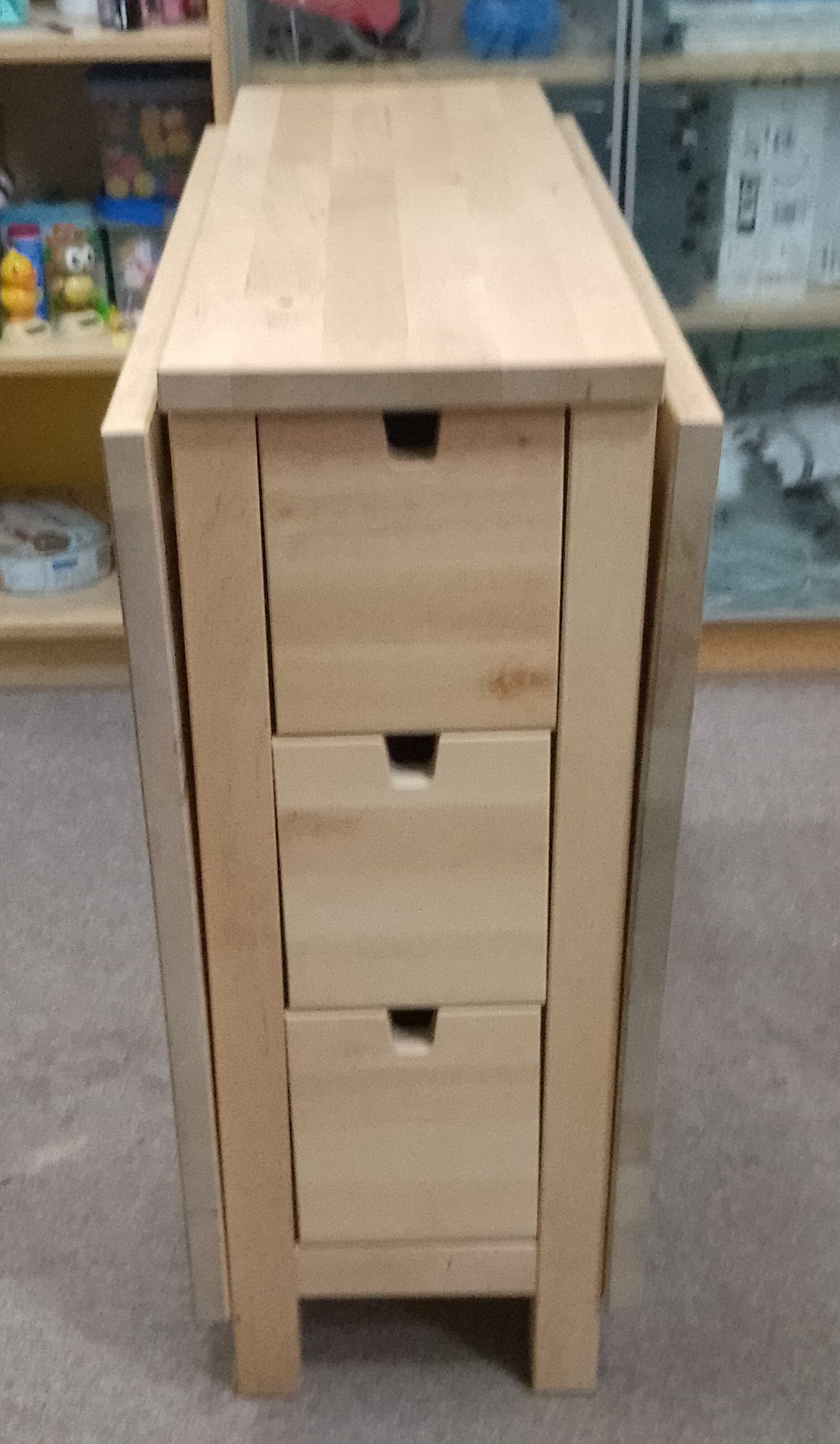 Foto des Tisches von einer Seite, ganz zugeklappt.