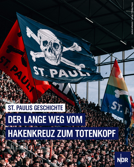 Zu sehen ist eine volle Fußballtribüne mit vielen Fans und großen St.-Pauli-Flaggen; im Vordergrund steht die Schlagzeile „St. Paulis Geschichte: Der lange Weg vom Hakenkreuz zum Totenkopf“. Unten rechts ist das NDR-Logo.