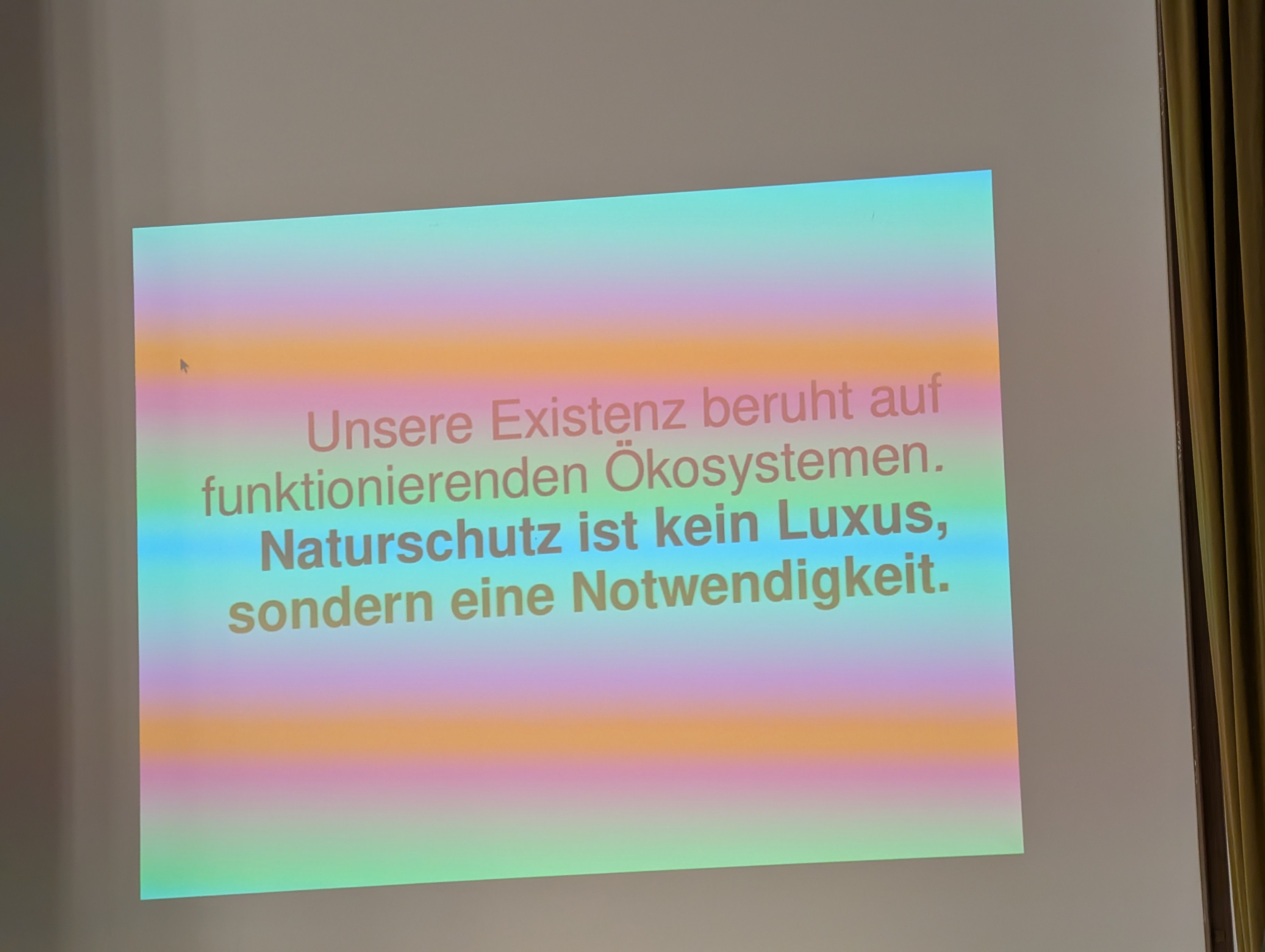Slide mit Text "Unsere Existenz beruht auf funktionierenden Ökosystemen. Naturschutz ist kein Luxus sondern eine Notwendigkeit."