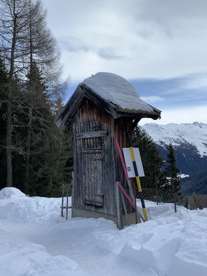 Ausnahme von 2025. Auf dem Dächlein liegt der Schnee etwa 20 cm hoch.