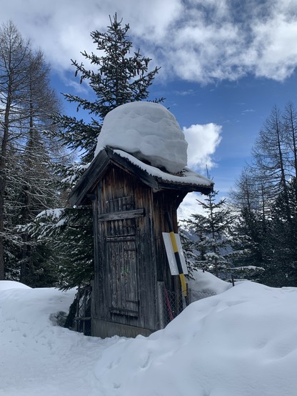 Ausnahme von 2024. Auf dem Dachlein liegt etwa 40 cm Schnee.