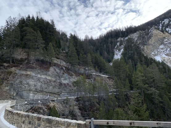 Die „römische“ Brücke stammt von etwa 1900, die Strasse schlängelt sich den Hang hinauf.