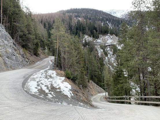 Halbrechts oben, dort wo die Strasse aufgeständert ist, liegt der Eingang zum Fensterstollen.