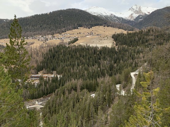 Links unten der Startpunkt, Blick vom Fensterstollen nach Wiesen auf der komplett aperen Sonnenterasse gegenüber im Tal.
