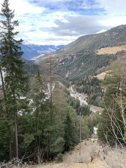 Blick Richtung Abulatal und Domleschg. Unten im Tal der Bahnhof Wiesen und der Wiesner Viadukt.