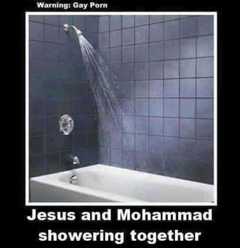 Leere Badewanne, d Dusche ist an, darüber die warnung: Gay Port, Jesus and Mohammed duschen gemeinsam.