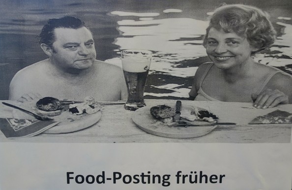 Franz-Josef Strauß und Frau in einem Wasserbecken, am Beckenrand zwei Teller mit Essen und ein Glas Weißbier.