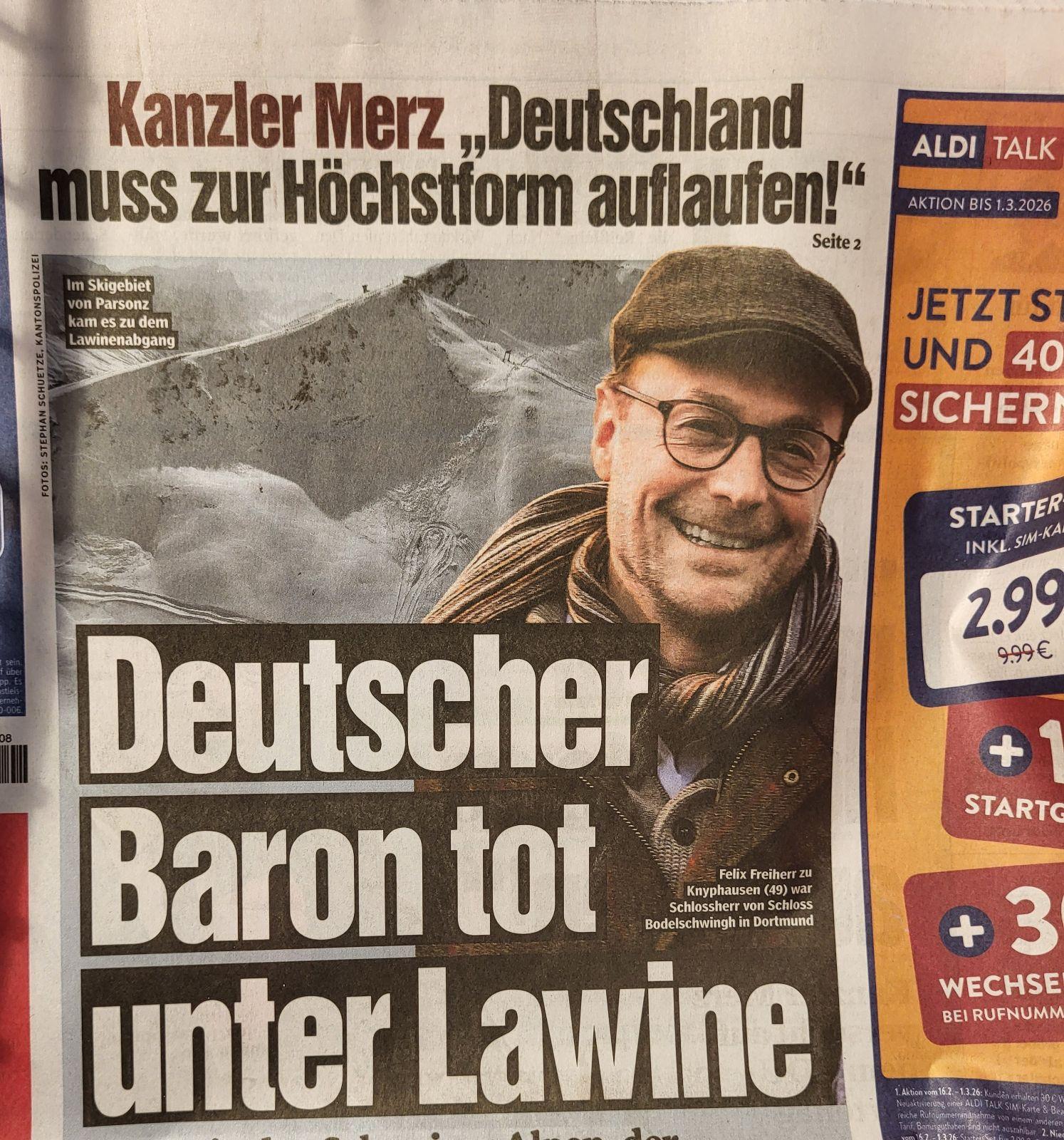 Foto einer Titelseite: obere Schlagzeile sagt 'Kanzler Merz: Deutschland muss zu Höchstform auflaufen'
Darunter das Bild eines Mannes vor Berglandschaft mit dem Text 'Deutscher Baron tot unter Lawine'