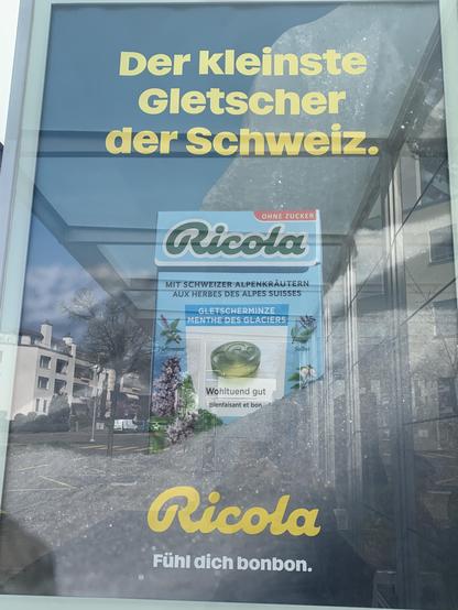 Werbung für Ricola der Geschmacksrichtung Gletscherminze. Abgebildet ist ein himmelblaue Packung, es spiegelt stark.