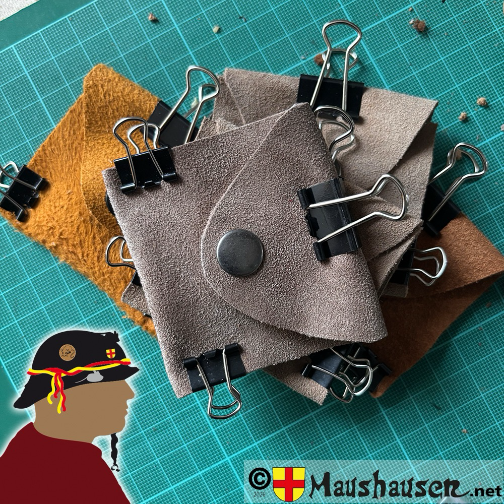 Münztäschchen mit Druckknopf versehen. Mittels Klammern fixiert damit sie sich an die endgültige Form gewöhnen