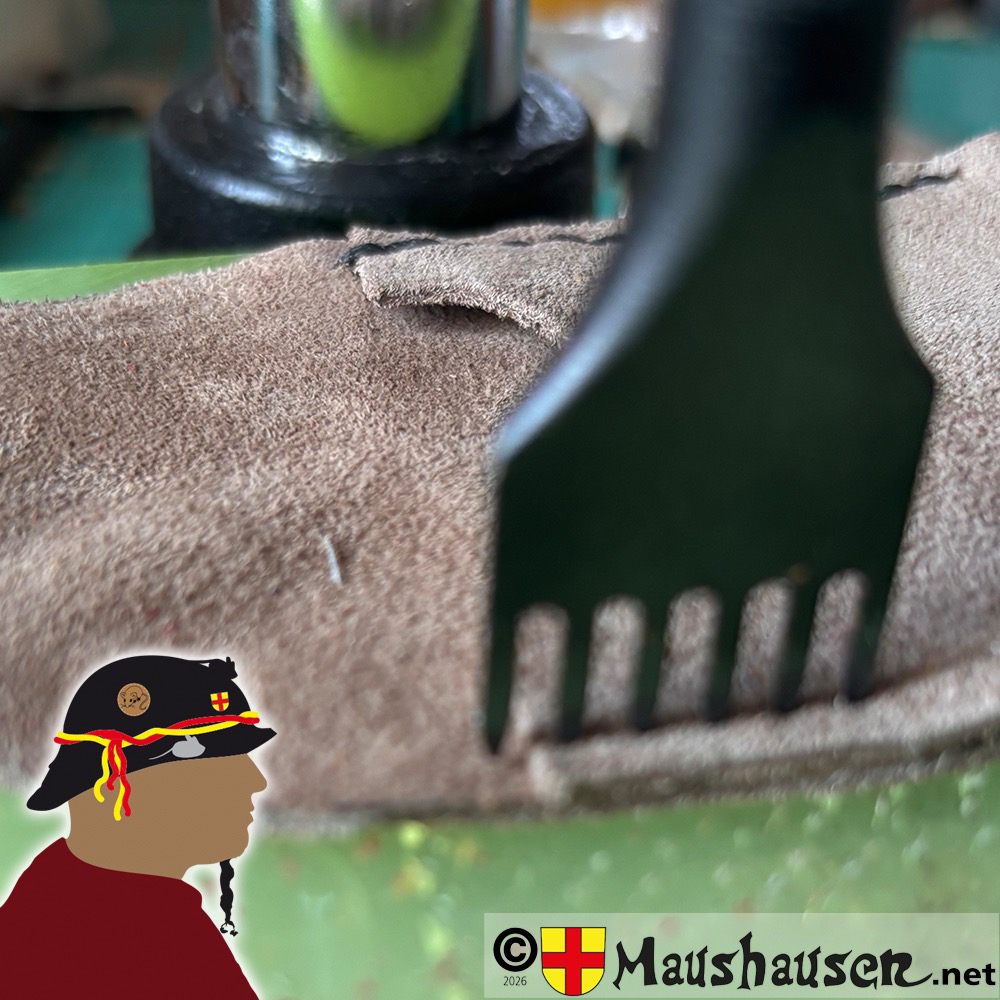 Stanzeisen für die Naht im Leder steckend, so schnell sind 6 Löcher gestanzt.