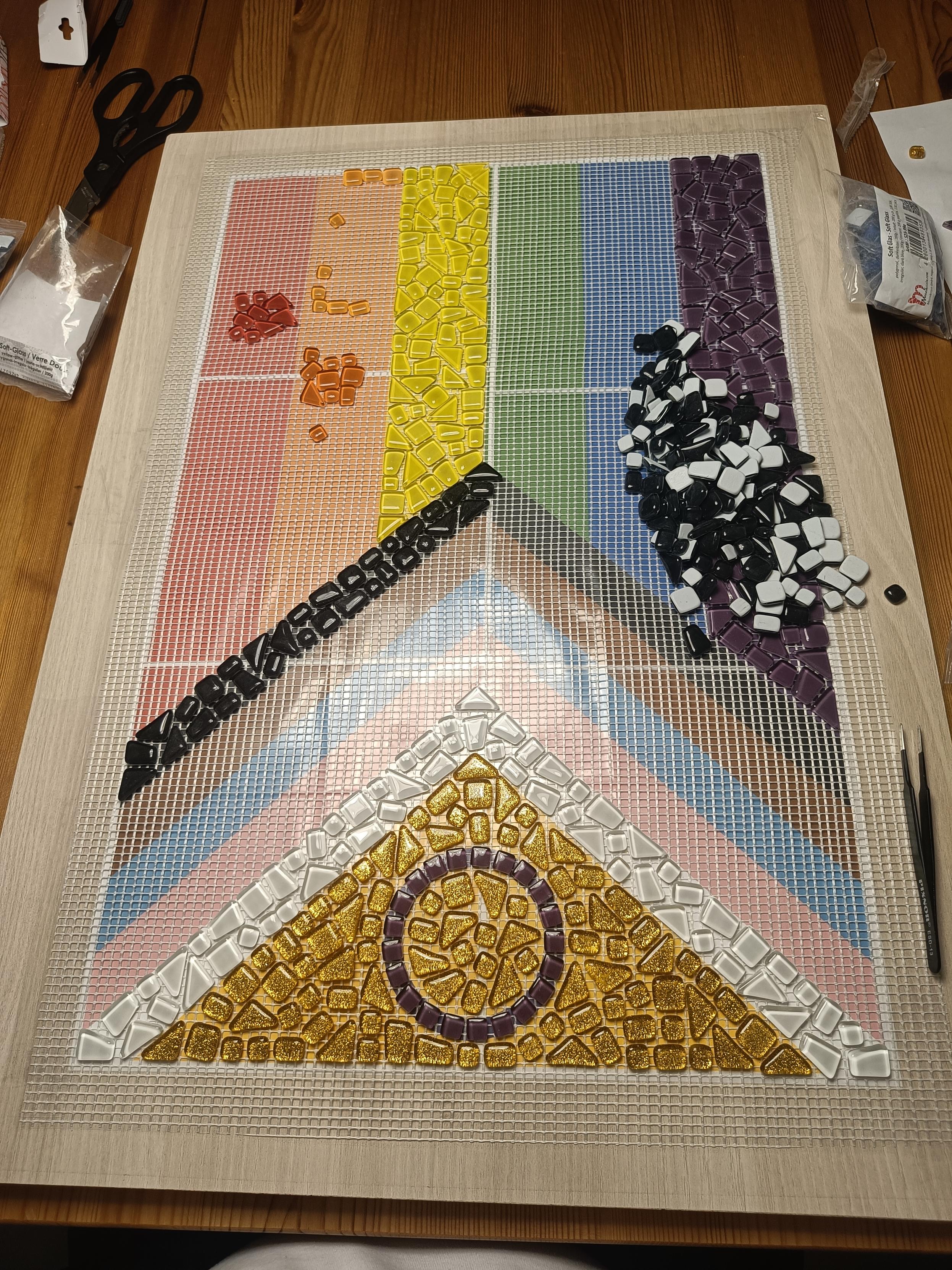 Pride Flag Mosaik in Arbeit. Schwarz wird verlegt.