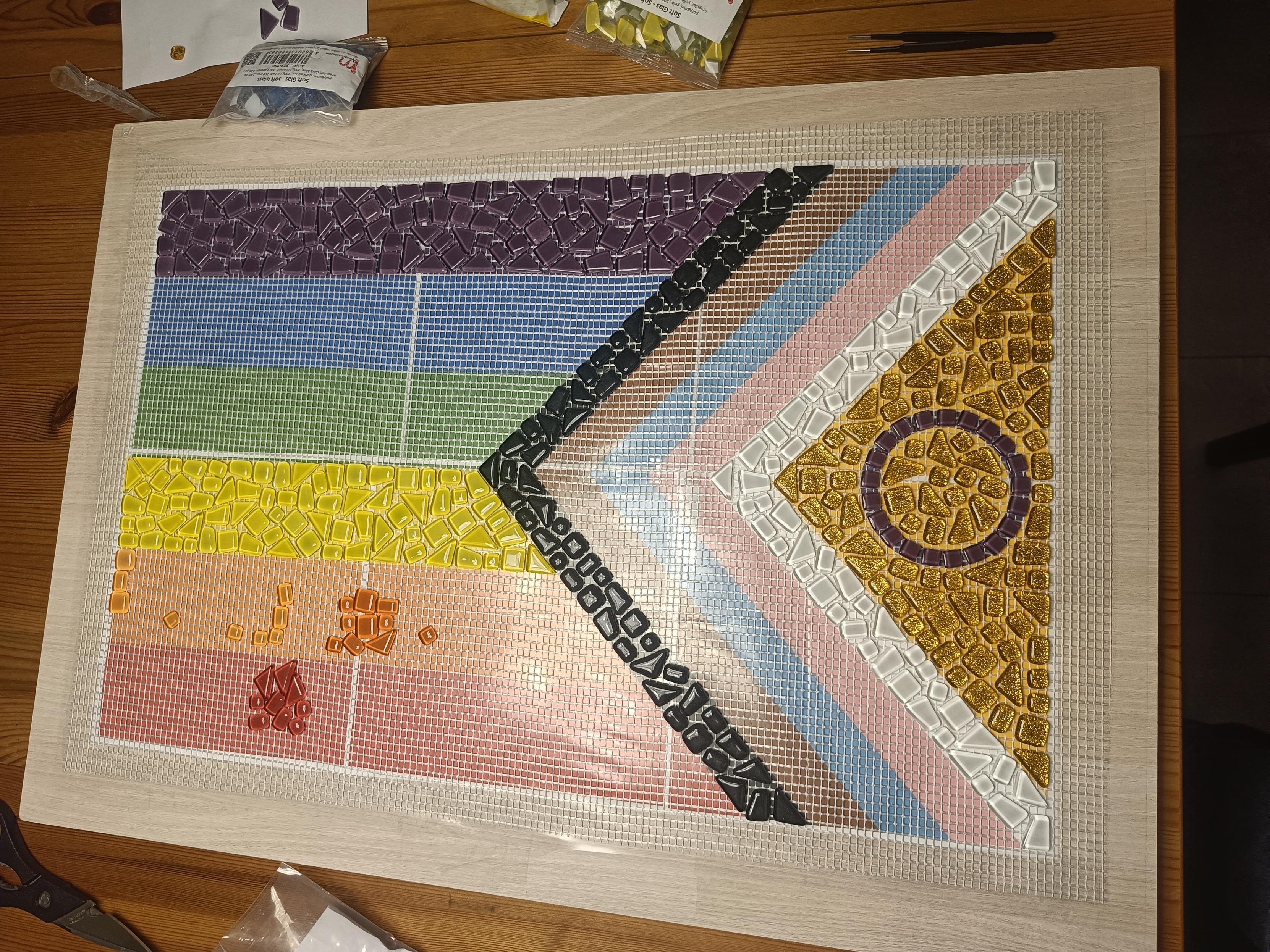 Pride Flag Mosaik in Arbeit. Lila, Gelb, Schwarz, Weiß und Gold sind fertig gelegt.