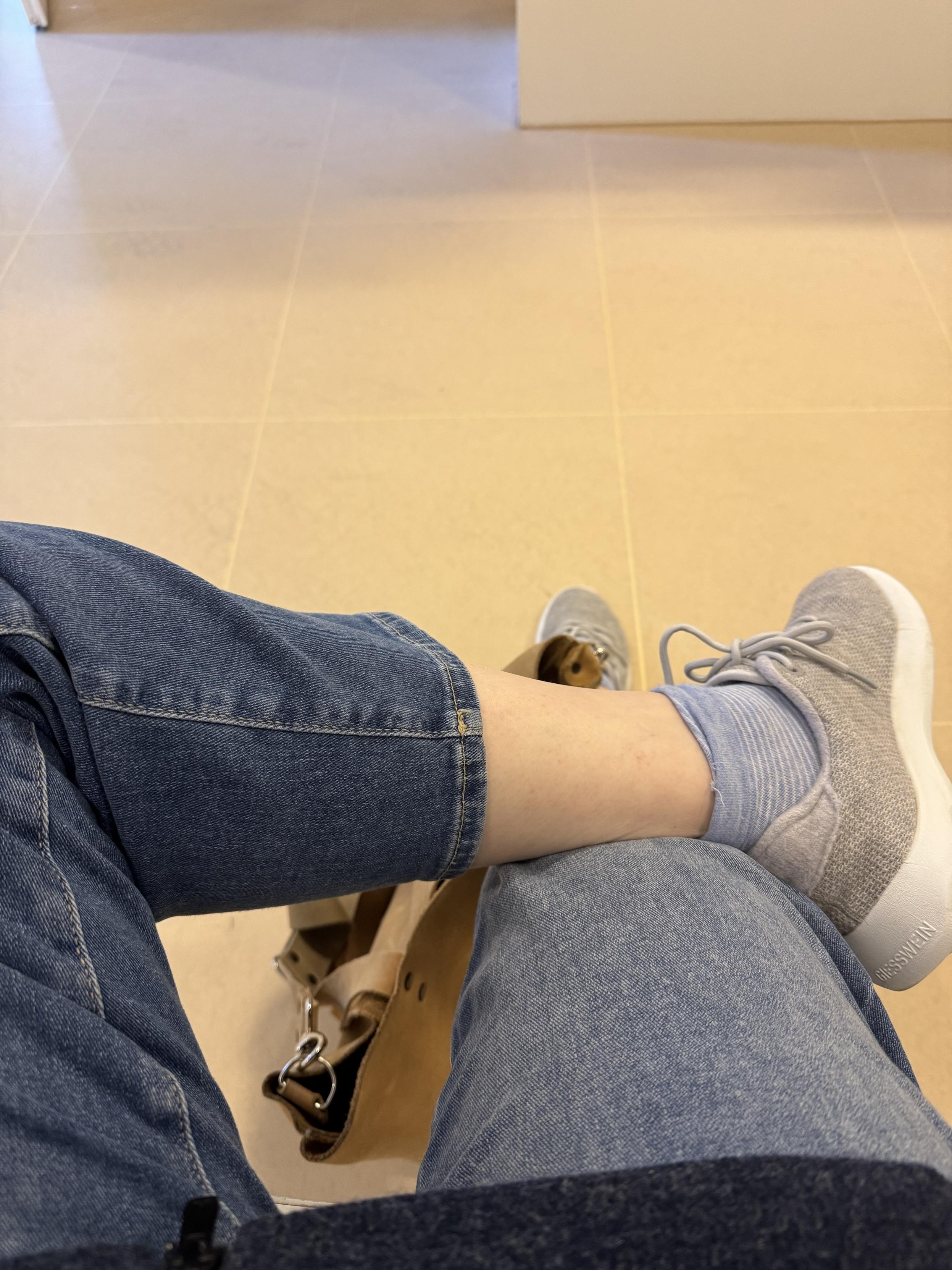 Wazifutrööt mit Aufnahme von Beinen im Wartezimmer.