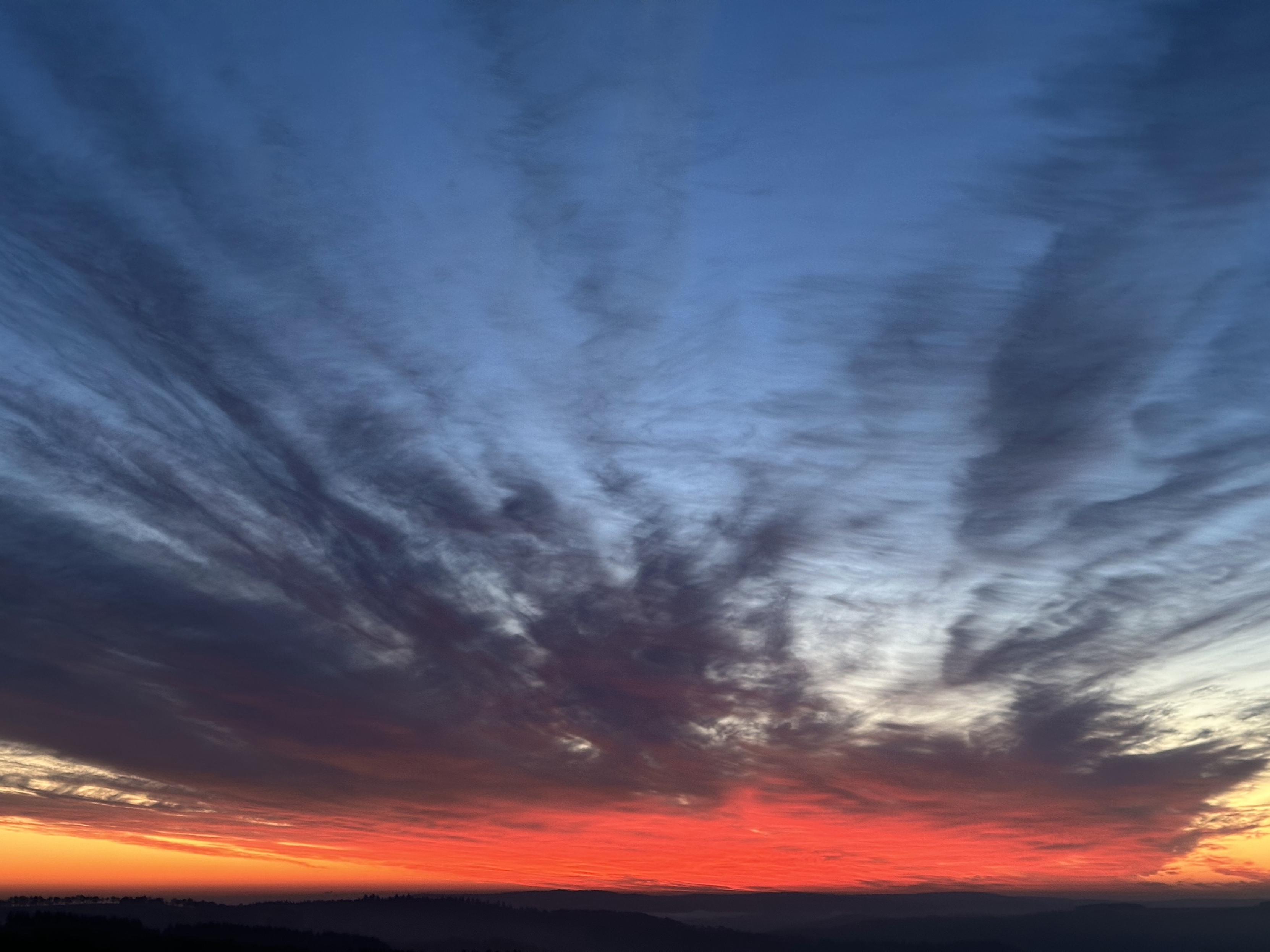 Morgenhimmel erwacht in roten Farben