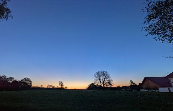 am Horizont leicht orange Farbe, drüber blauer Himmel