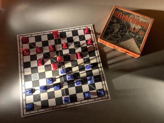 Ausstellungsstück des Mémorial Museums in Caen. Ein Brettspiel mit dem Namen Wehr-Schach Tak-Tik. Es ist ein Spiel mit einem Schachbrett, aber anderen Figuren und vermutlich auch anderen Regeln.