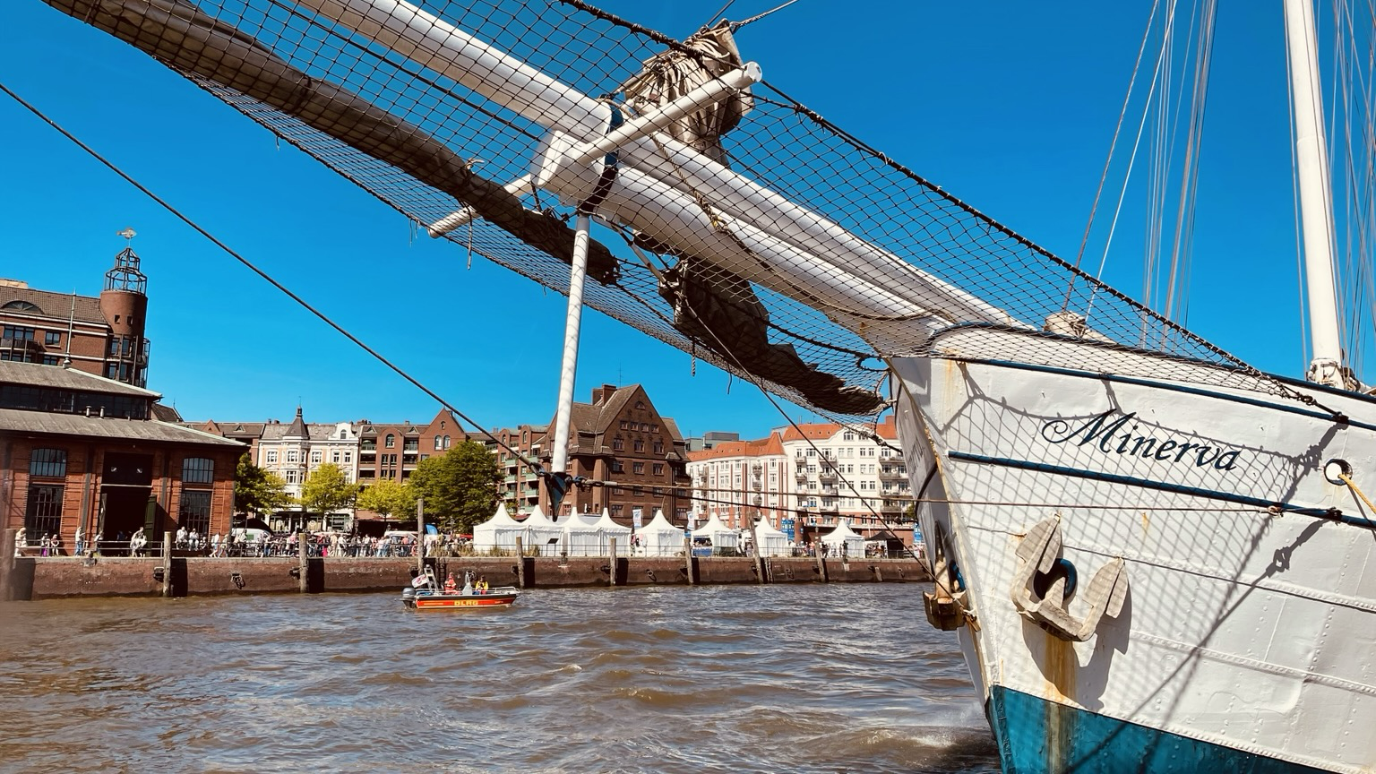 Die Minerva beim letzten Hafengeburtstag in Hamburg am Fischmarkt.