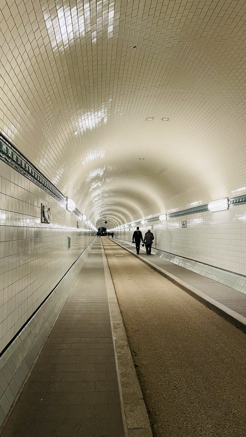 Wer nach Hamburg kommt, sollte einmal durch den alten Elbtunnel gehen. Es lohnt sich! Besonders der Ausblick von der anderen Seite: Hamburg-Skyline pur!