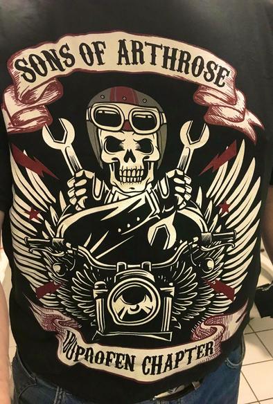 Motorradkutte in schwarz mit weißen Sogo, Totenkopf, Schraubschlüssel und der derAufschrift "sons of athrose" ibuprofen chapter