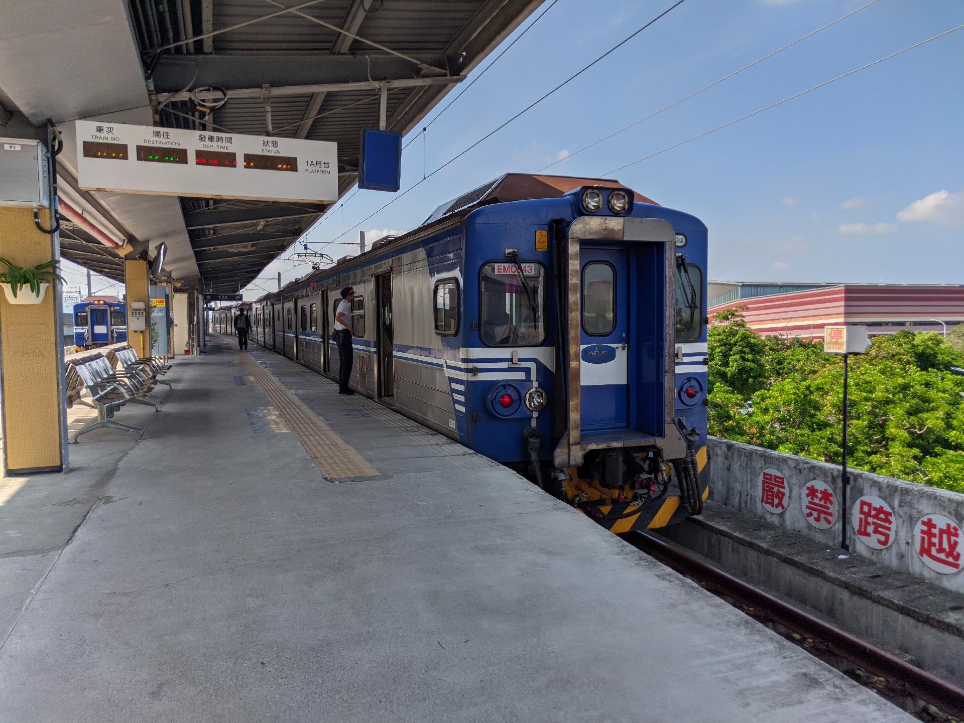 Lokalzug von TR im Bahnhof Shalun.