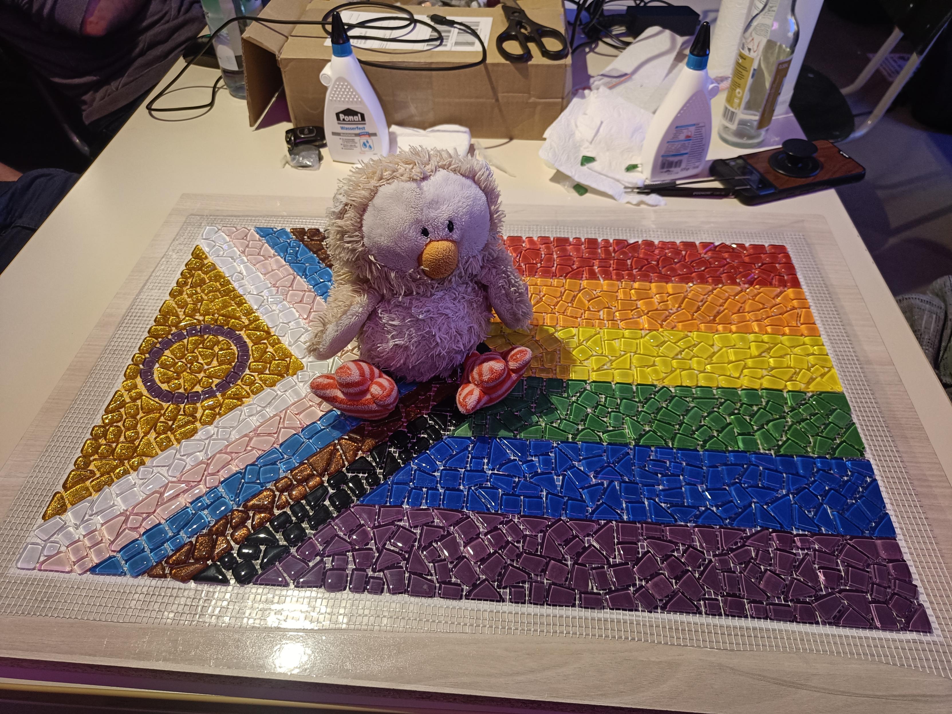 Fertiges Pride Flag Mosaik
Eine Plüscheule sitzt darauf