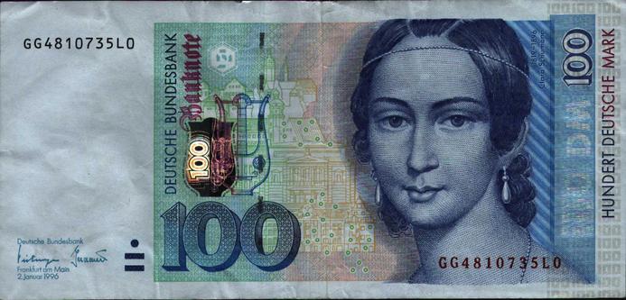 Scan eines 100-DM-Scheins mit dem Portrait von Clara Schumann (1819 - 1896), Pianistin und Komponistin. Im Hintergrund Gebäude des historischen Leipzig. Farblich gehalten in Blauabstufungen.