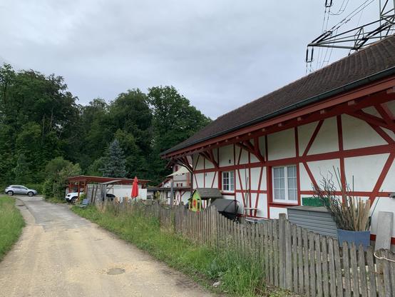 Bis man dann zum alten Bahnwärterhäuschen kommt (im Hintergrund). Hier war die Passhöhe und der Bahnübergang über die Wehntalerstrasse zwischen Regensdorf und Dielsdorf. Der Wanderweg ist hier übrigens offiziell gesperrt - wegen gefährlicher Strassenkreuzung. Man muss Prioritäten setzen, oder hätte den Übergang erhalten können…