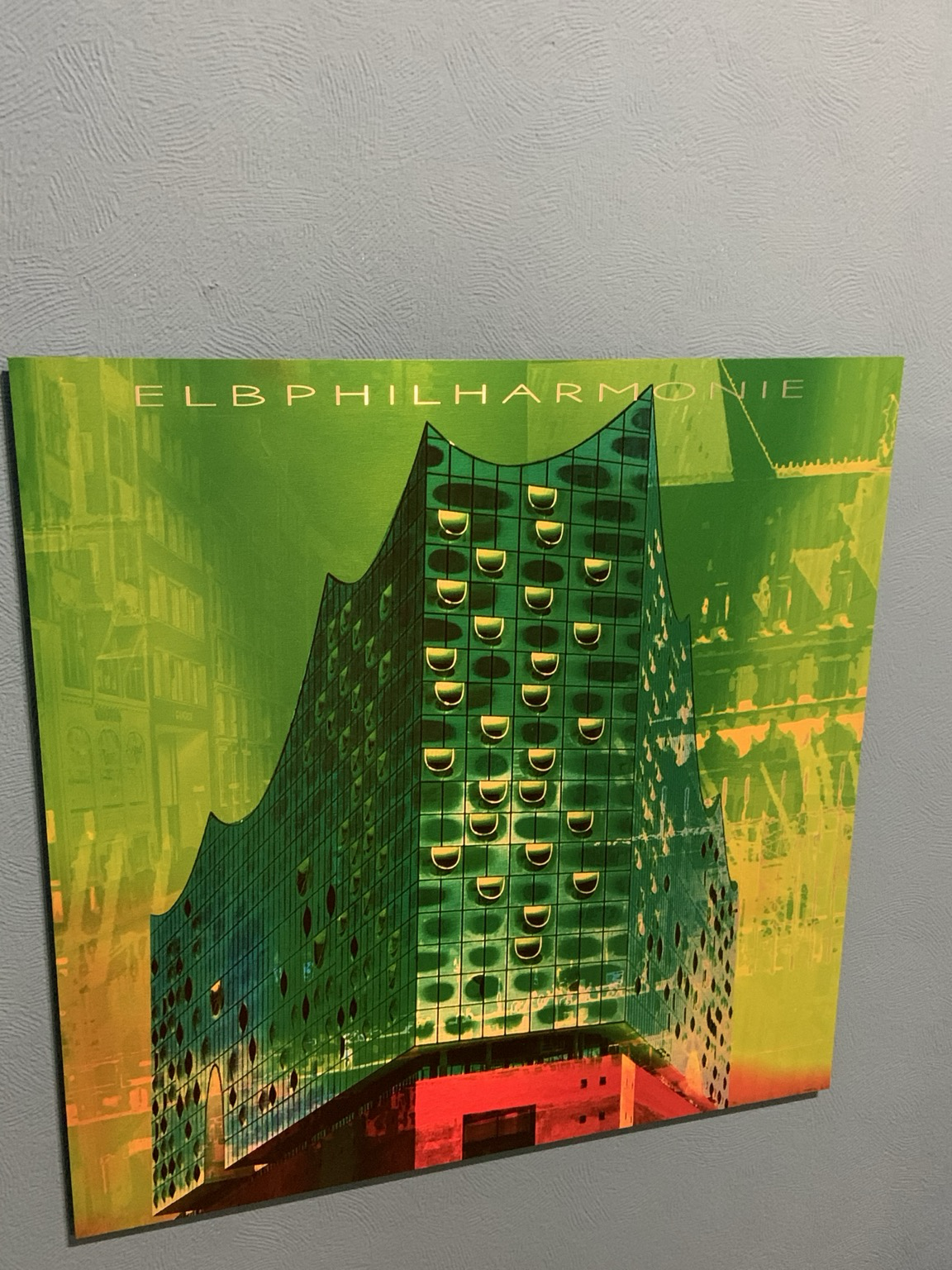 Selbst als waschechte Hamburgerin habe ich ein Kunstwerk der Elbphilharmonie im Flur hängen. Motiv 1 von 5.