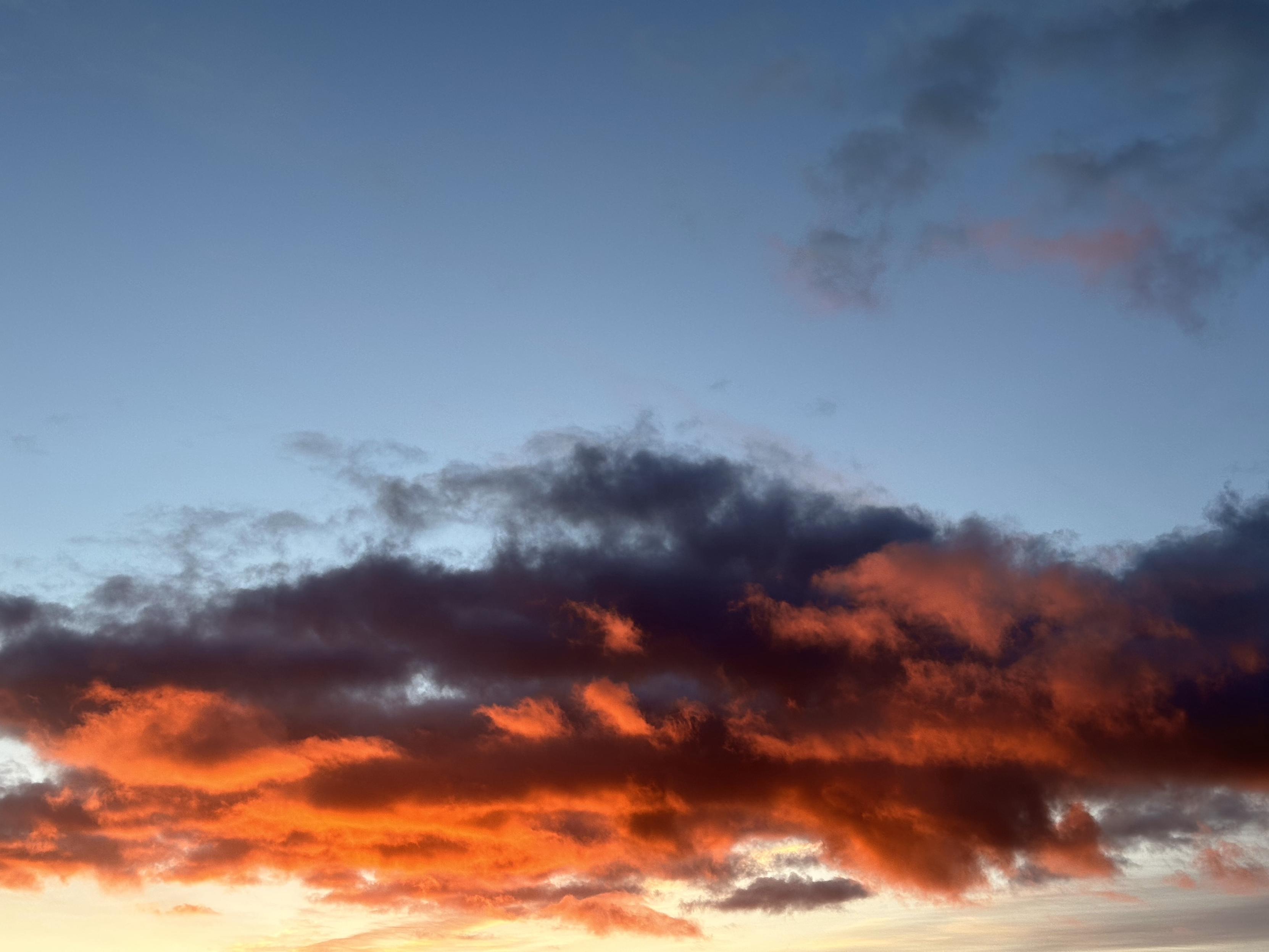 Wolken in schwarz, rot und grau