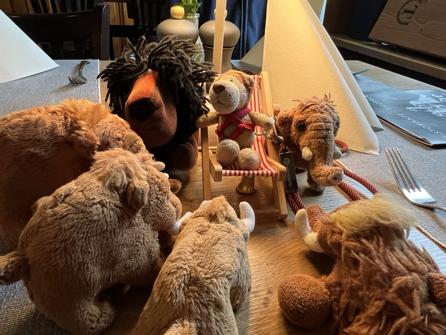 Die vier plüschigen Mammuts, Ludwig, noch ein Mammut und ein Löwe