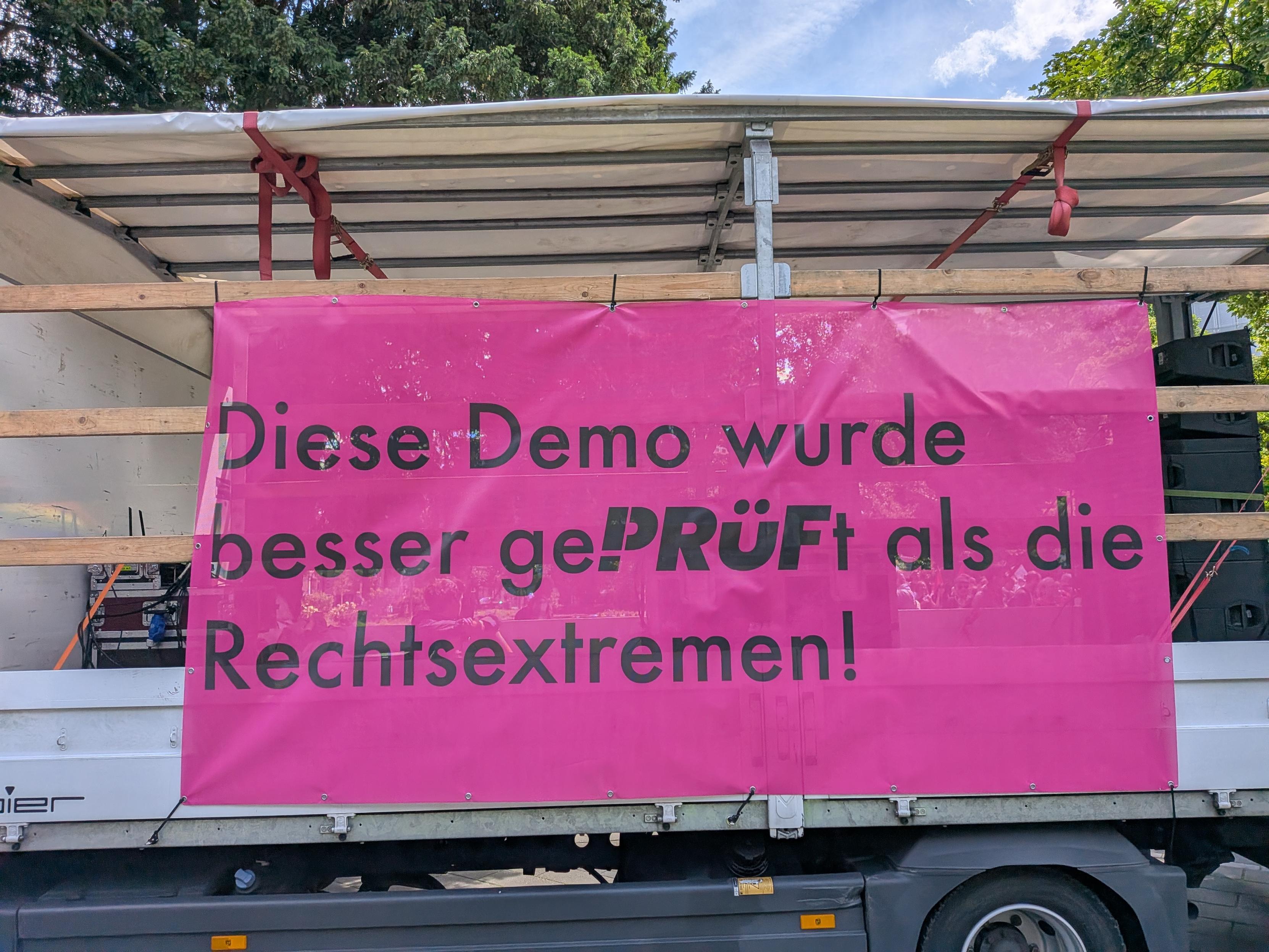 Diese Demo ist besser gePRÜFt als die Rechtsextremen!