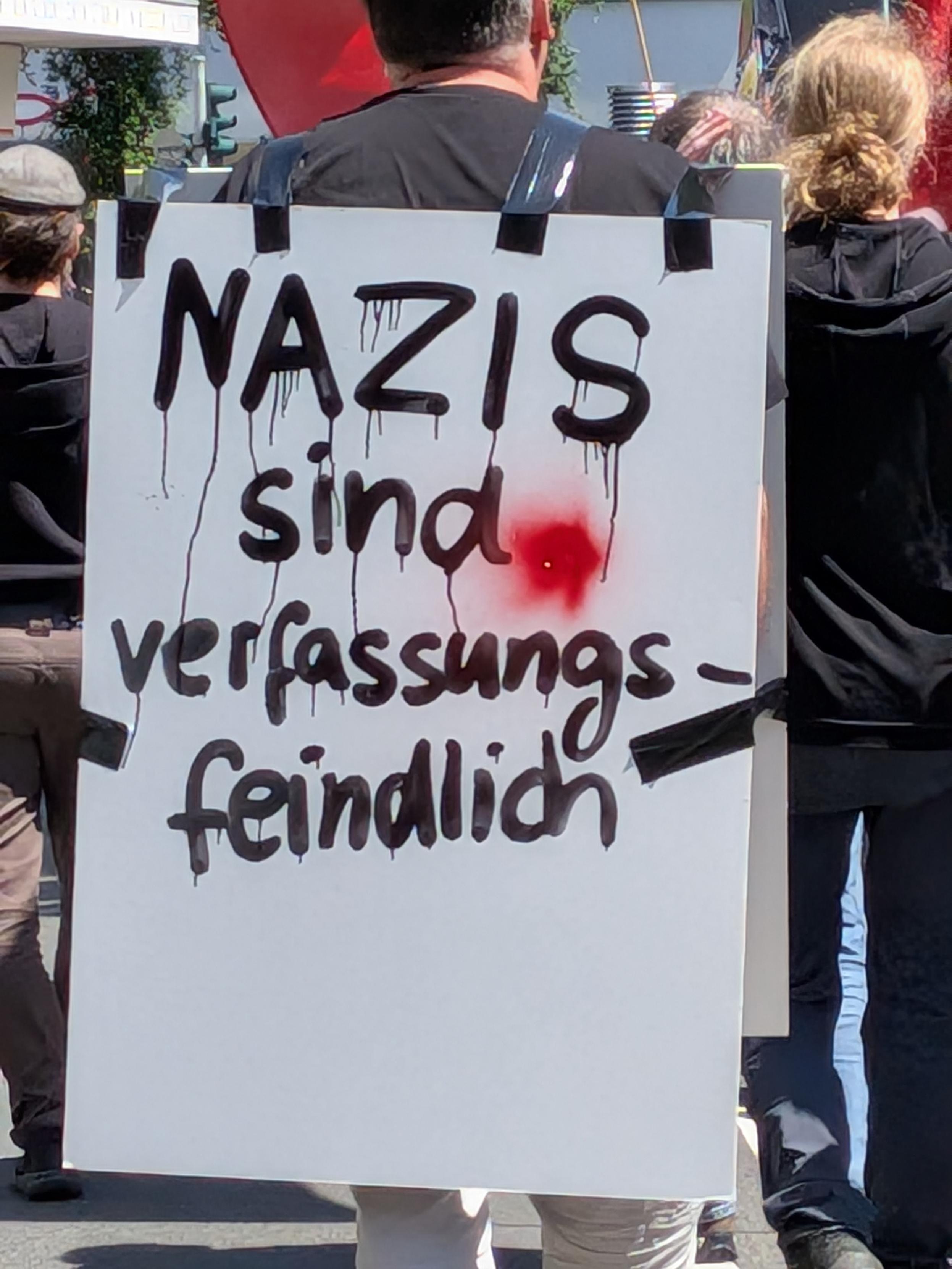 NAZIS sind Verfassungsfeindlich
