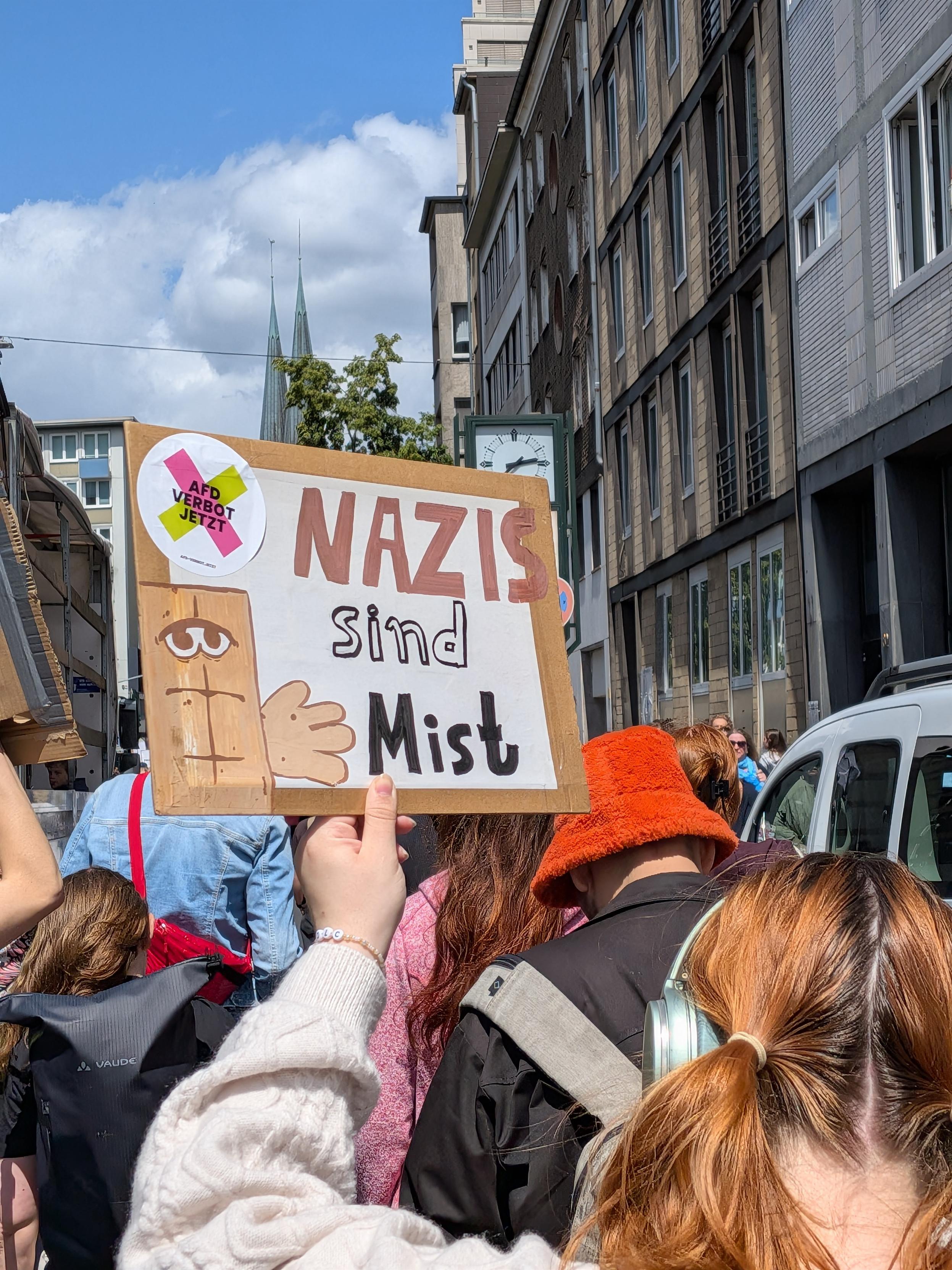 Bernd das Brot:
NAZIS sind Mist