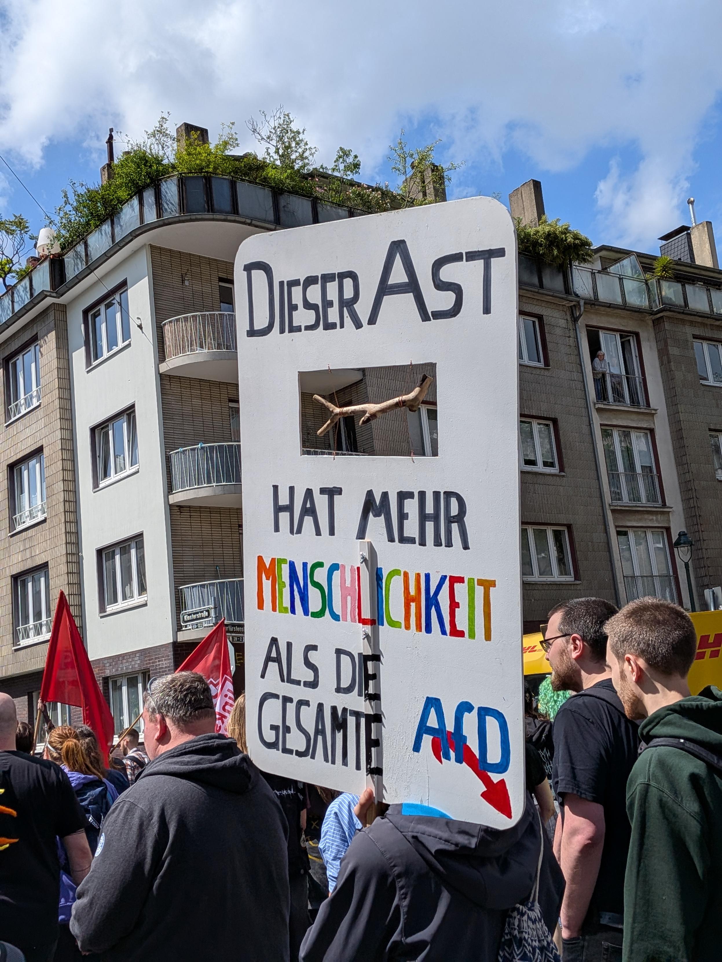 Dieser Ast (ein Ast auf dem Plakat befestigt) hat mehr Menschlichkeit als die gesamte AfD