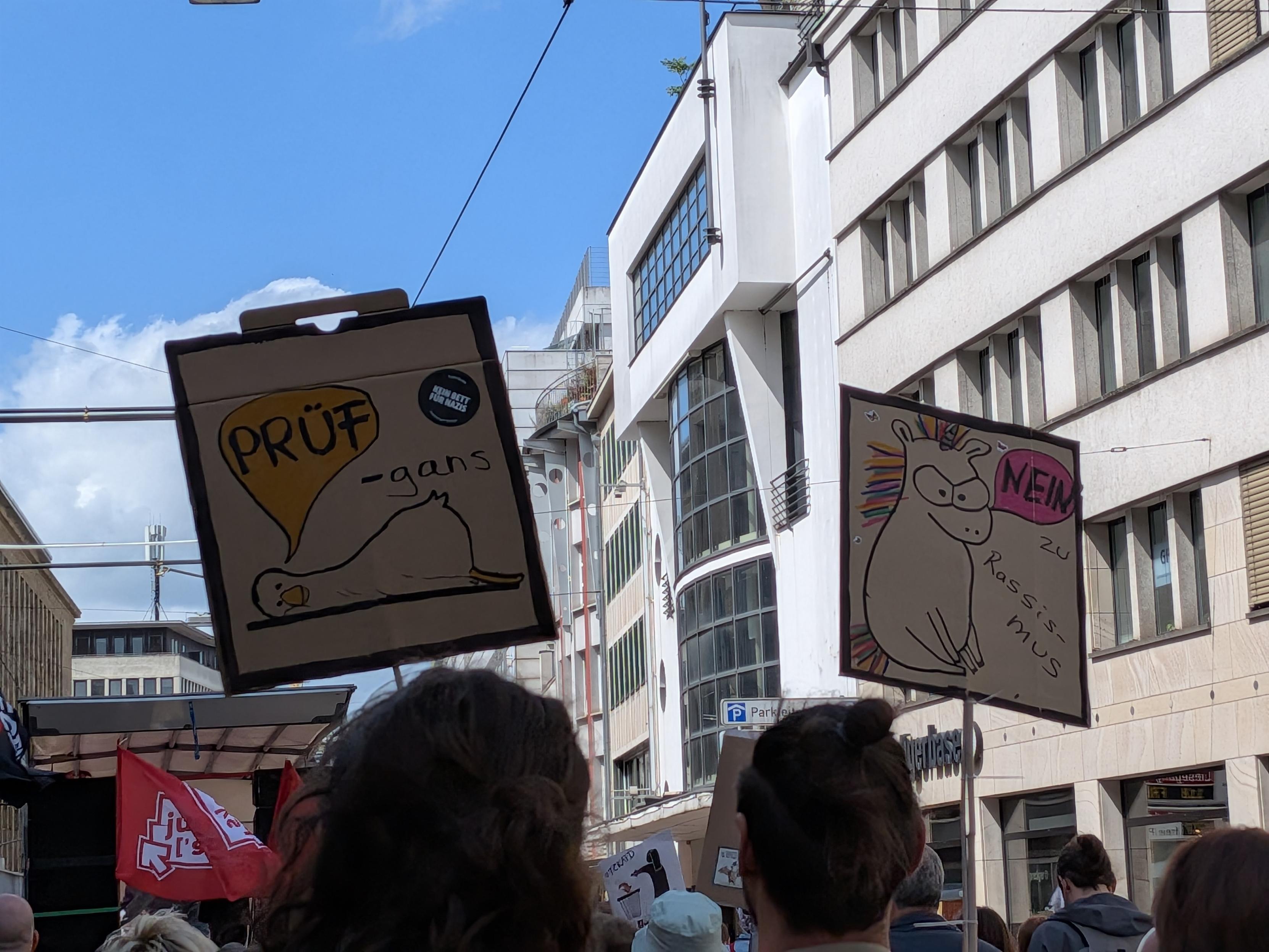 Zwei Schließe:
1. Eine PRÜF - Gans 
2. Das😀Neinhorn sagt "Nein" zu Rassismus