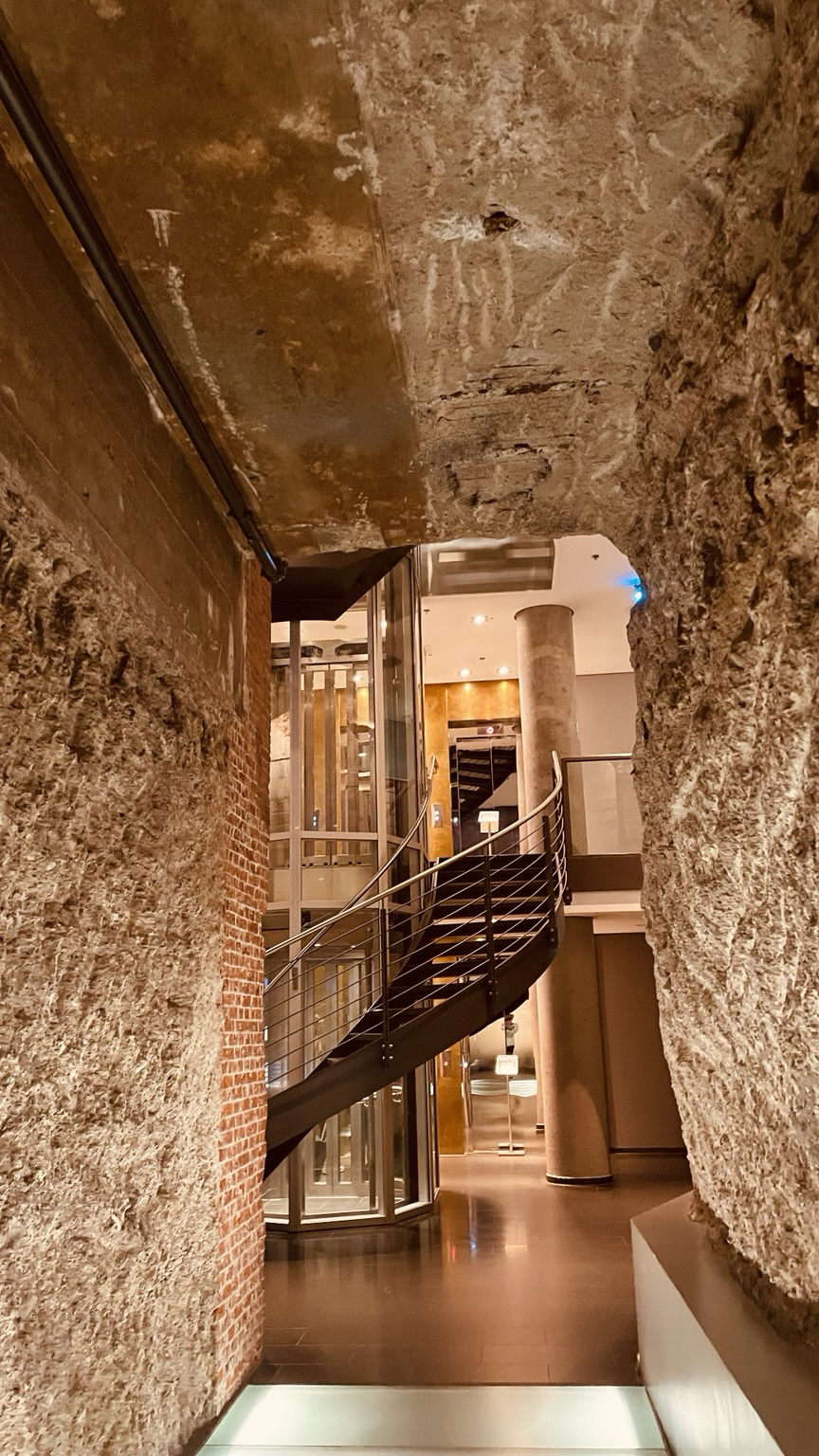 Ich war nur einmal am Empfang vom Mövenpickhotel an der Sternschanze. Ein ehemaliger Wasserturm. Sehr schick.