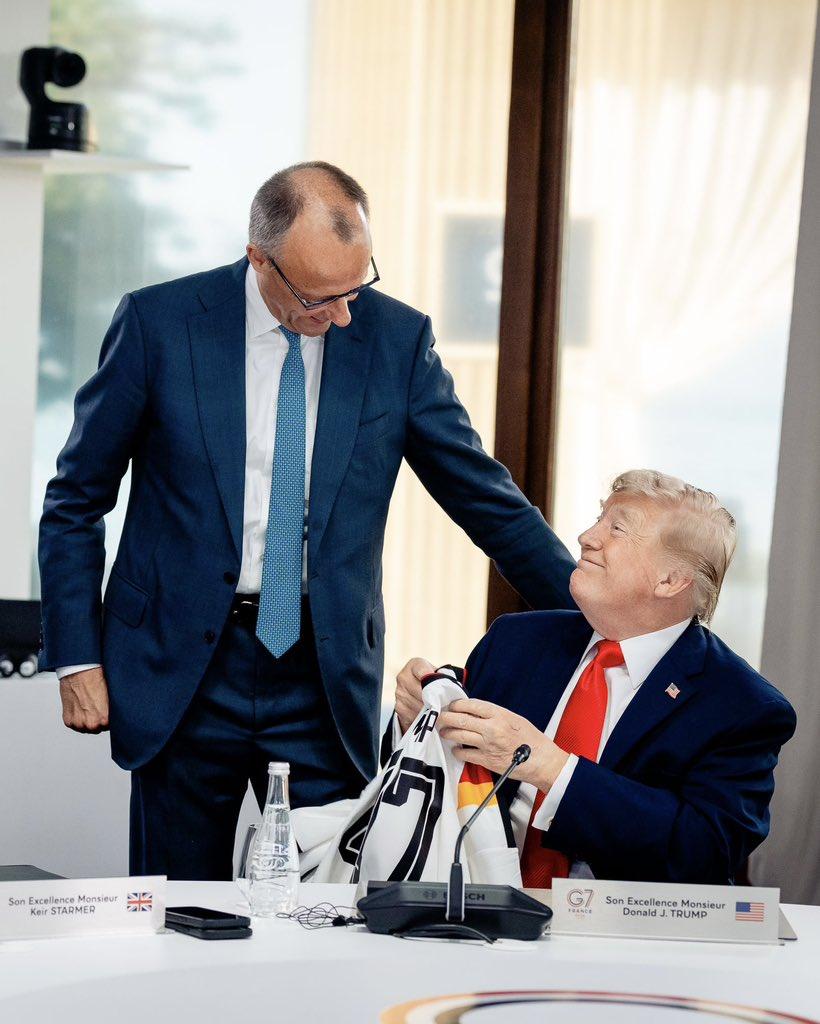 Merz überreicht Trump ein deutsches Nationaltrikot mit der Aufschrift  Trump.