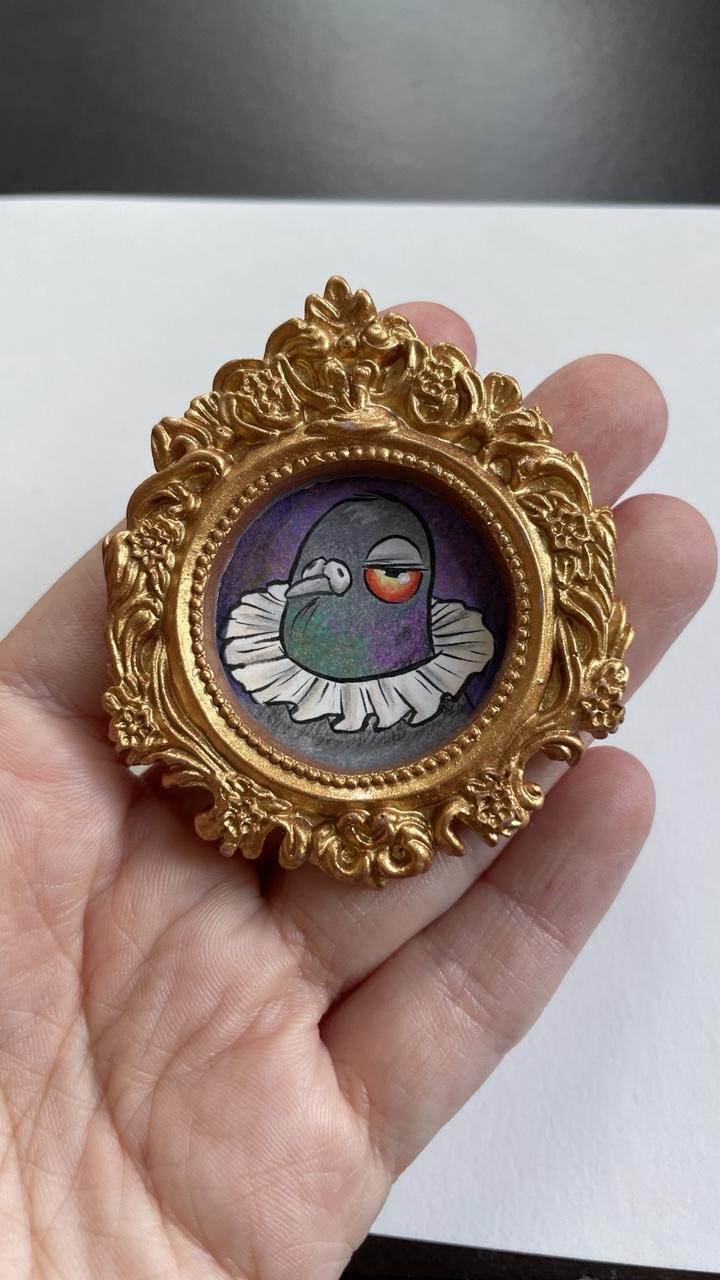 Eine Illustration von Gurrsula der Taube mit einem Krausenkragen. Sie guckt würdevoll. Das Bild ist in einem klitzekleinen goldenen Schnörkelrahmen