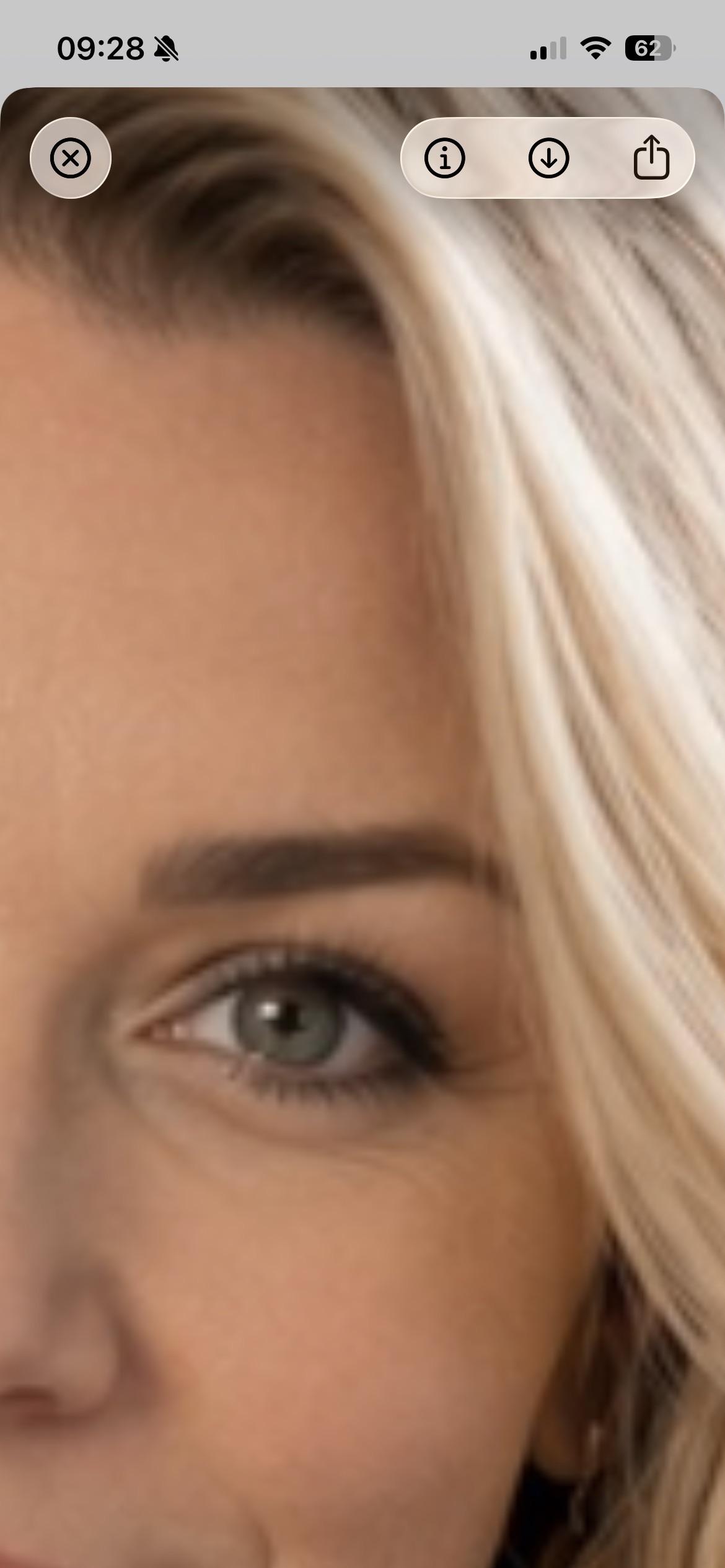 Linkes Auge eines Profilbildes. Die Pupille ist merkwürdig ausgefranst.